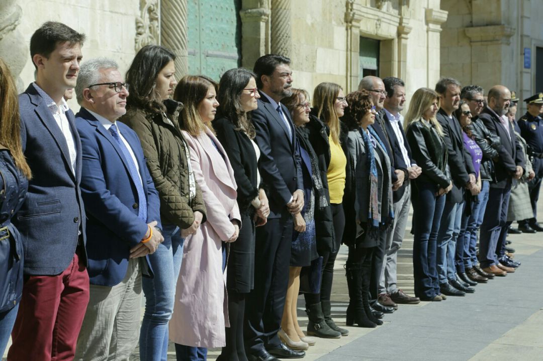 Minutos de silencio en Subdelegación y el Ayuntamiento por el crimen machista de Rojales Minutos de silencio en Subdelegación y el Ayuntamiento por el crimen machista de Rojales