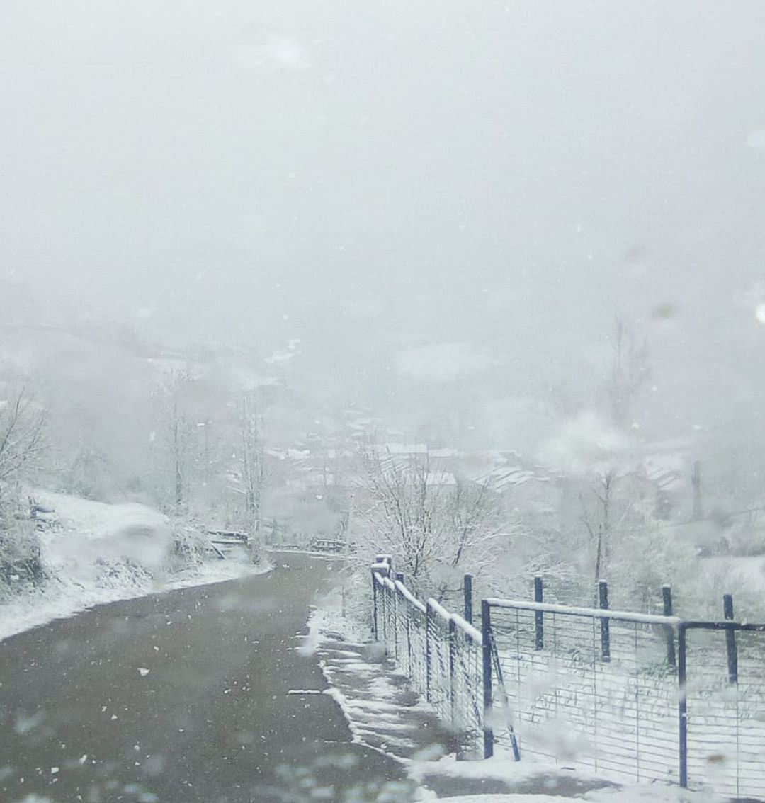 Aspecto de la carretera de acceso a Tarna este miércoles. Aspecto de la carretera de acceso a Tarna este miércoles.