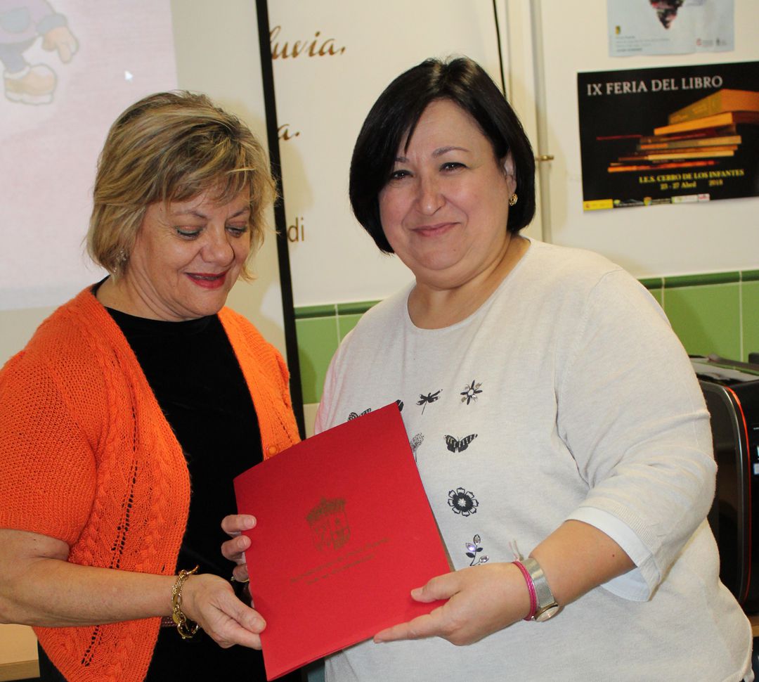 Antonia Jiménez (de rojo), del Centro Regional de Transfusión Sanguínea de Granada, recibe de la concejala de Salud de Pinos Puente, Paqui Santaella, la declaración institucional Antonia Jiménez (de rojo), del Centro Regional de Transfusión Sanguínea de Granada, recibe de la concejala de Salud de Pinos Puente, Paqui Santaella, la declaración institucional