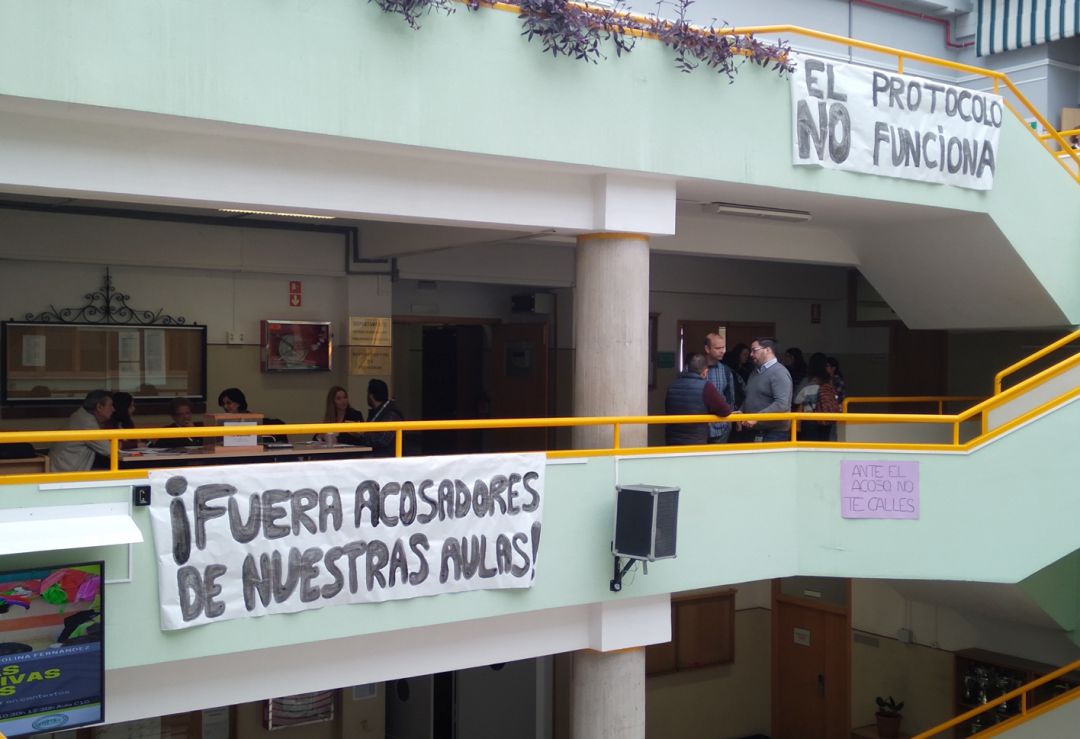 Pancartas en el patio interior de acceso de la Facultad de Ciencias de la Educación de la Universidad de Granada contra el acoso tras denunciar siete alumnas a un profesor Pancartas en el patio interior de acceso de la Facultad de Ciencias de la Educación de la Universidad de Granada contra el acoso tras denunciar siete alumnas a un profesor