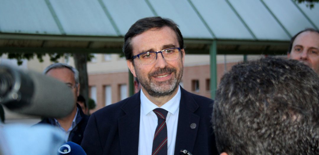 El rector se mostraba muy satisfecho con los datos obtenidos El rector se mostraba muy satisfecho con los datos obtenidos