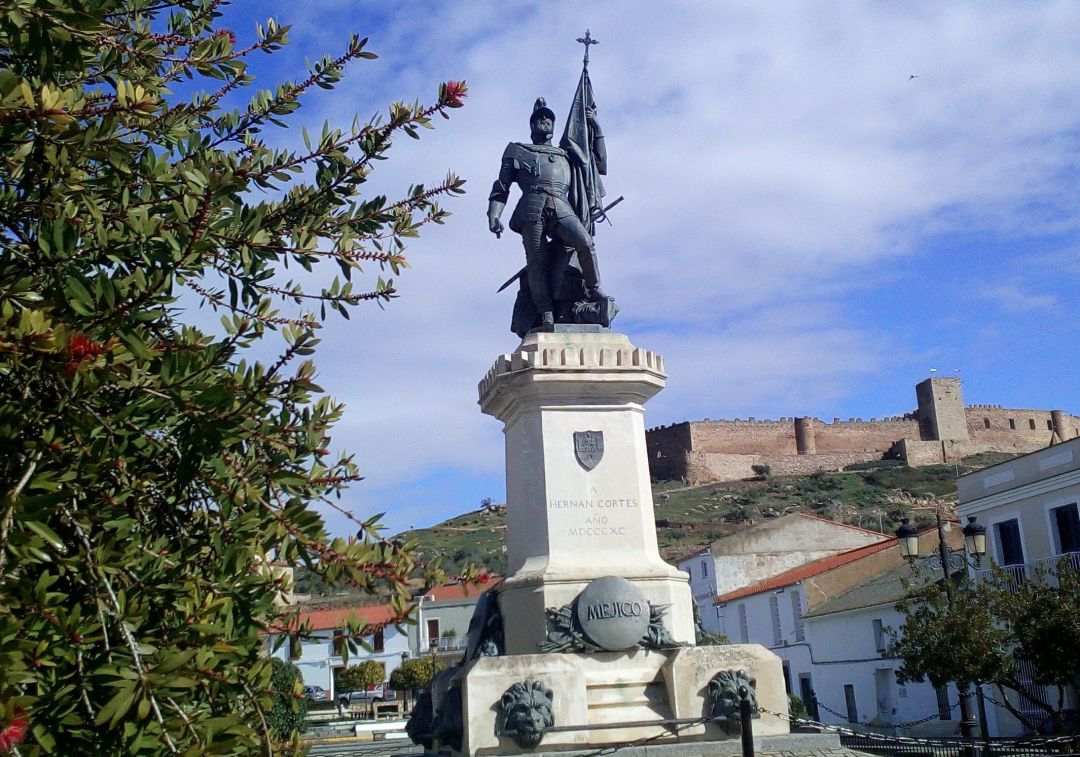 Estatua de Hernán Cortés en la plaza de Medellín Estatua de Hernán Cortés en la plaza de Medellín