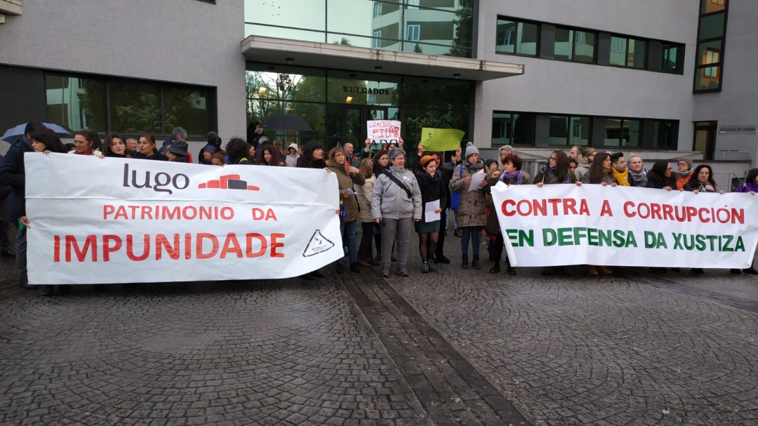 Más de un centenar de personas expresan su apoyo a Pilar de Lara en una concentración ante los juzgados de Lugo