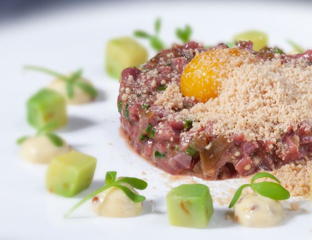 Tartar de corozanes de cordero con pepinillos, cebolleta blanc, jengibre, ajos tiernos, polvo helado de 'foie-gras', mahonesa de mostaza, aguacate y yema de huevo. Tartar de corozanes de cordero con pepinillos, cebolleta blanc, jengibre, ajos tiernos, polvo helado de 'foie-gras', mahonesa de mostaza, aguacate y yema de huevo.