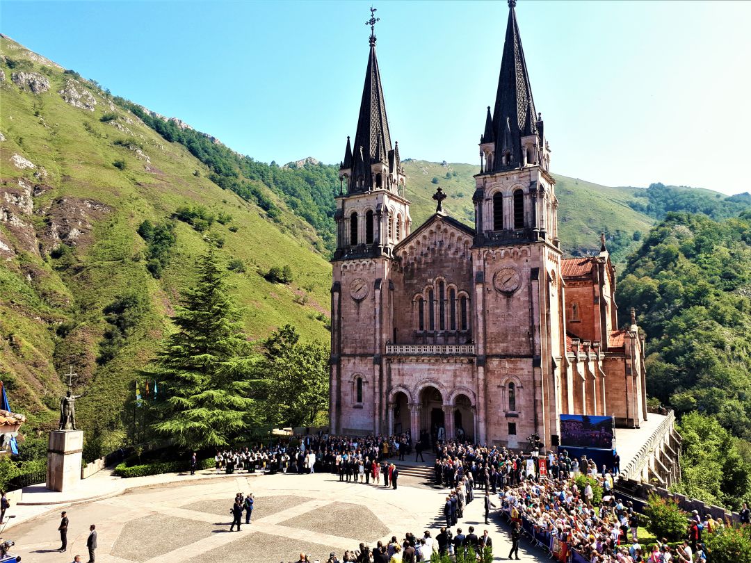Basílica de Covadonga con la imagen de Don Pelayo, a la izquierda de la imagen Basílica de Covadonga con la imagen de Don Pelayo, a la izquierda de la imagen
