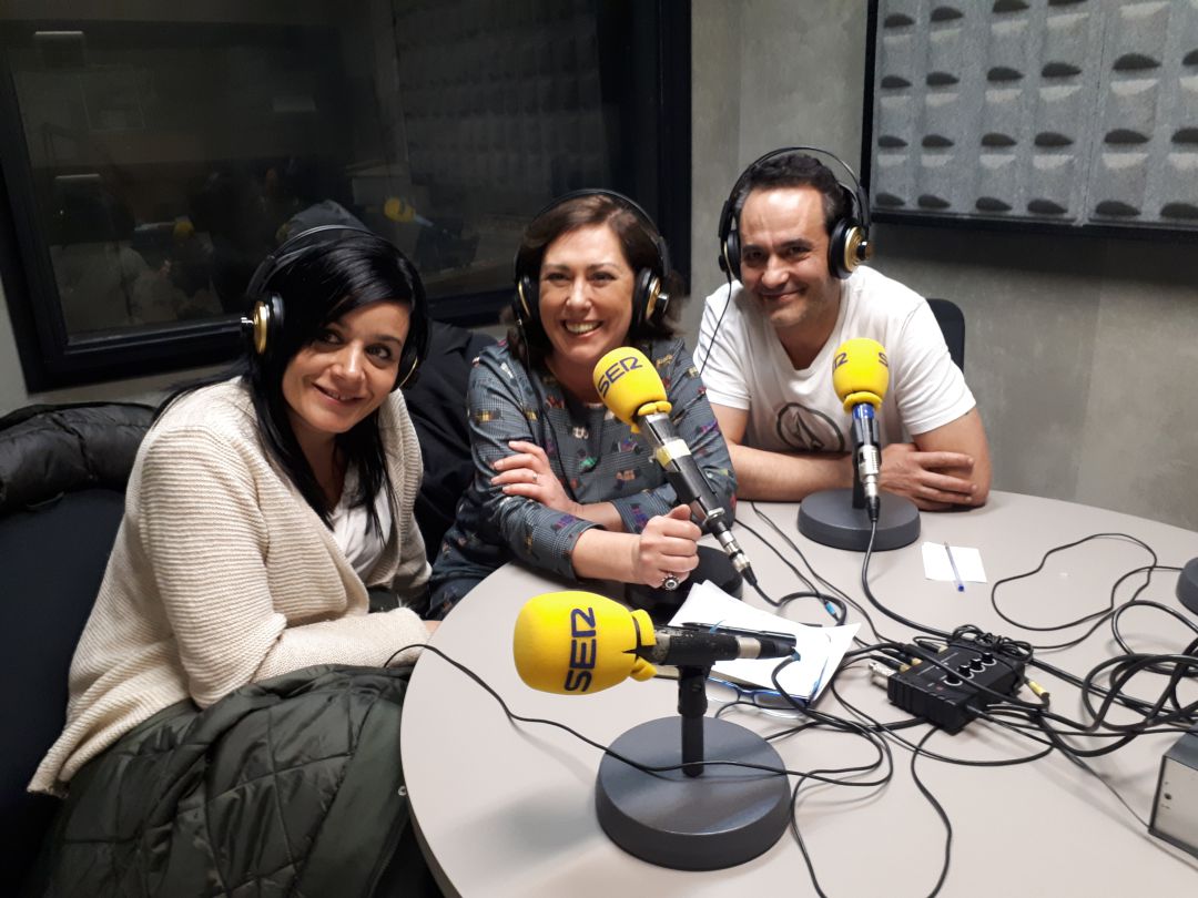Mireia Alonso, en el centro y flanqueada por Virginia y Jesús, del Gastrobar 'Sagarra' Mireia Alonso, en el centro y flanqueada por Virginia y Jesús, del Gastrobar 'Sagarra'
