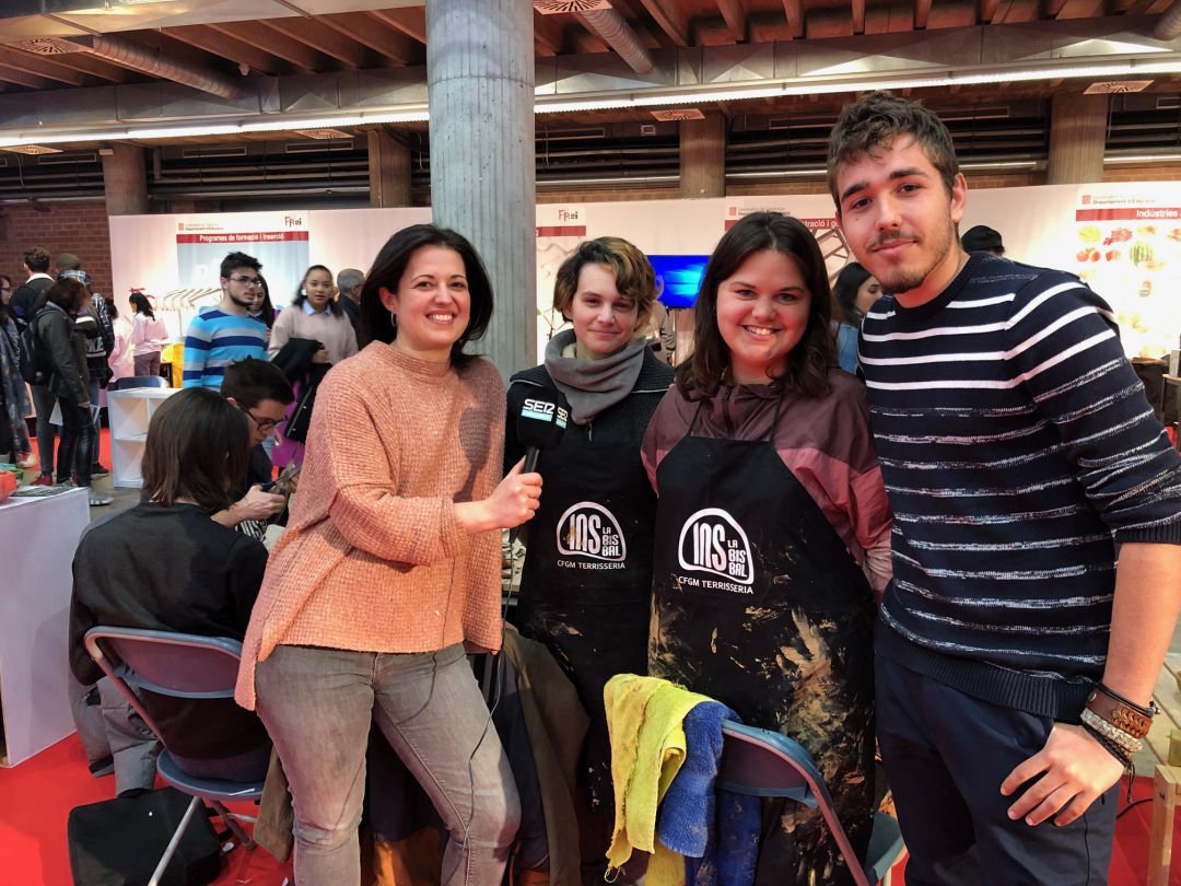 La professora i tres alumnes del CFGM de Terrisseria La professora i tres alumnes del CFGM de Terrisseria