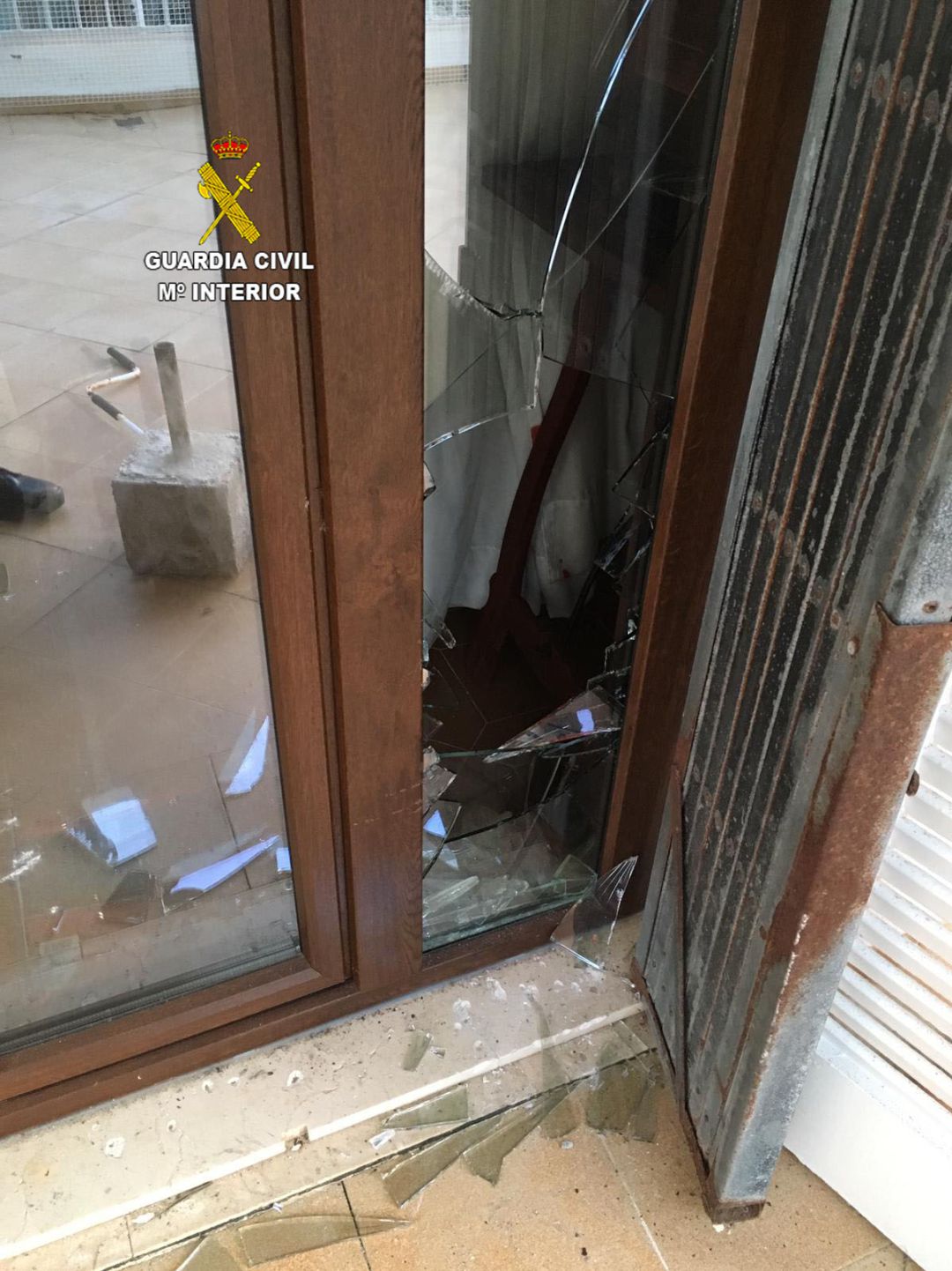 Sorprenden a un ladrón escondido bajo la cama de la casa en la que entró a robar Sorprenden a un ladrón escondido bajo la cama de la casa en la que entró a robar