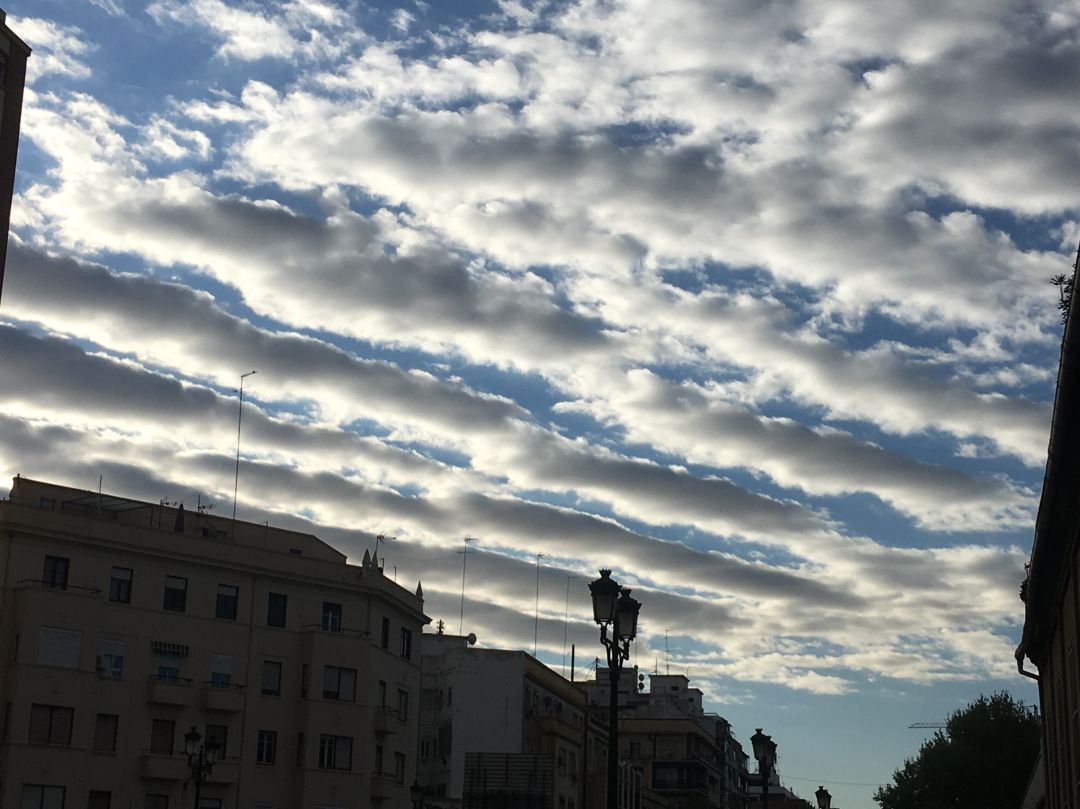 Valencia amanece con "nubes ordenadas" Valencia amanece con "nubes ordenadas"