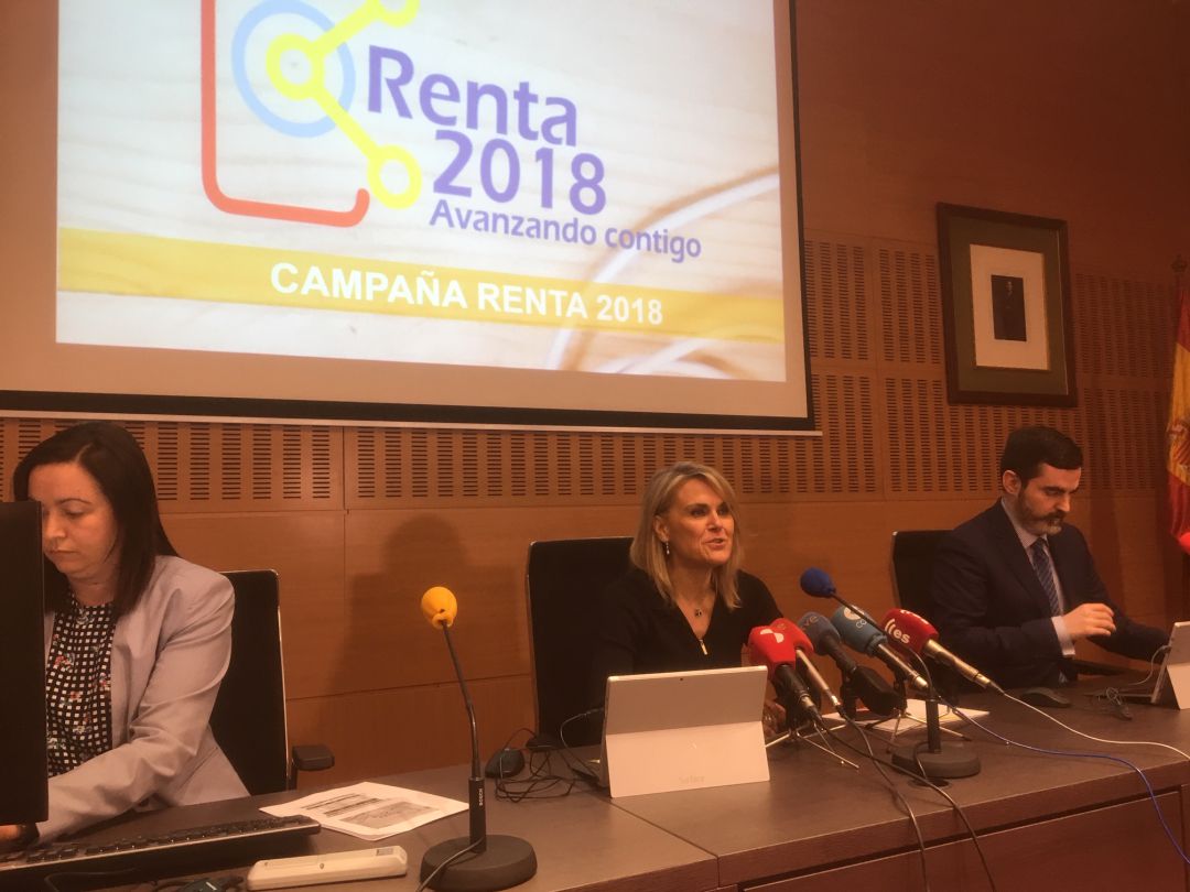 Georgina de la Lastra (en el centro) durante la presentacion de la campaña del IRPF 2018 Georgina de la Lastra (en el centro) durante la presentacion de la campaña del IRPF 2018