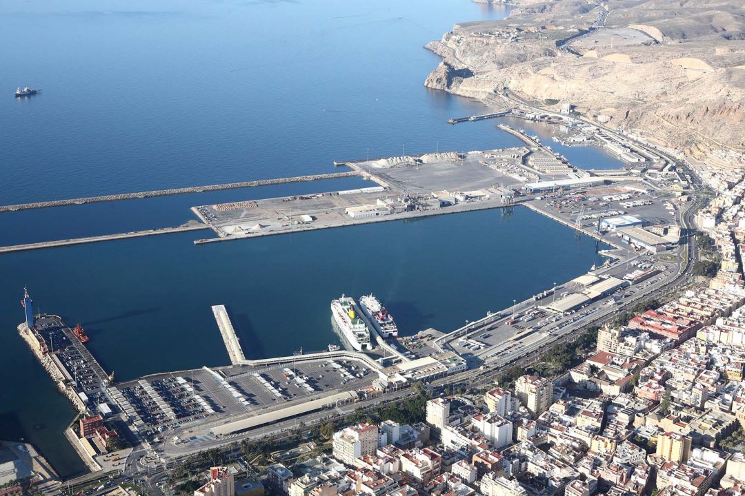 El nuevo puerto costará 250 millones de euros. El master plan plantea hacer un parque en altura y playa urbana. El nuevo puerto costará 250 millones de euros. El master plan plantea hacer un parque en altura y playa urbana.