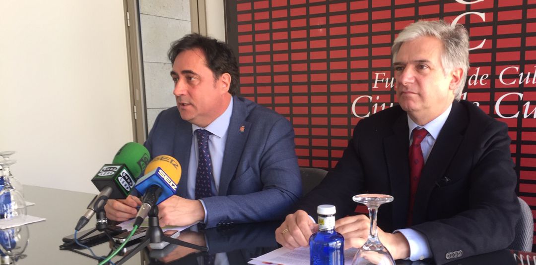 Ángel Mariscal en rueda de prensa, junto a Pedro Mombiedro (d) Ángel Mariscal en rueda de prensa, junto a Pedro Mombiedro (d)