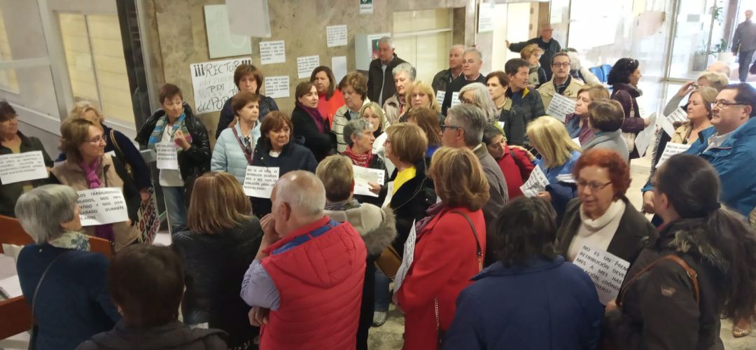 Concentración de jubilados en el rectorado de la UAM Concentración de jubilados en el rectorado de la UAM