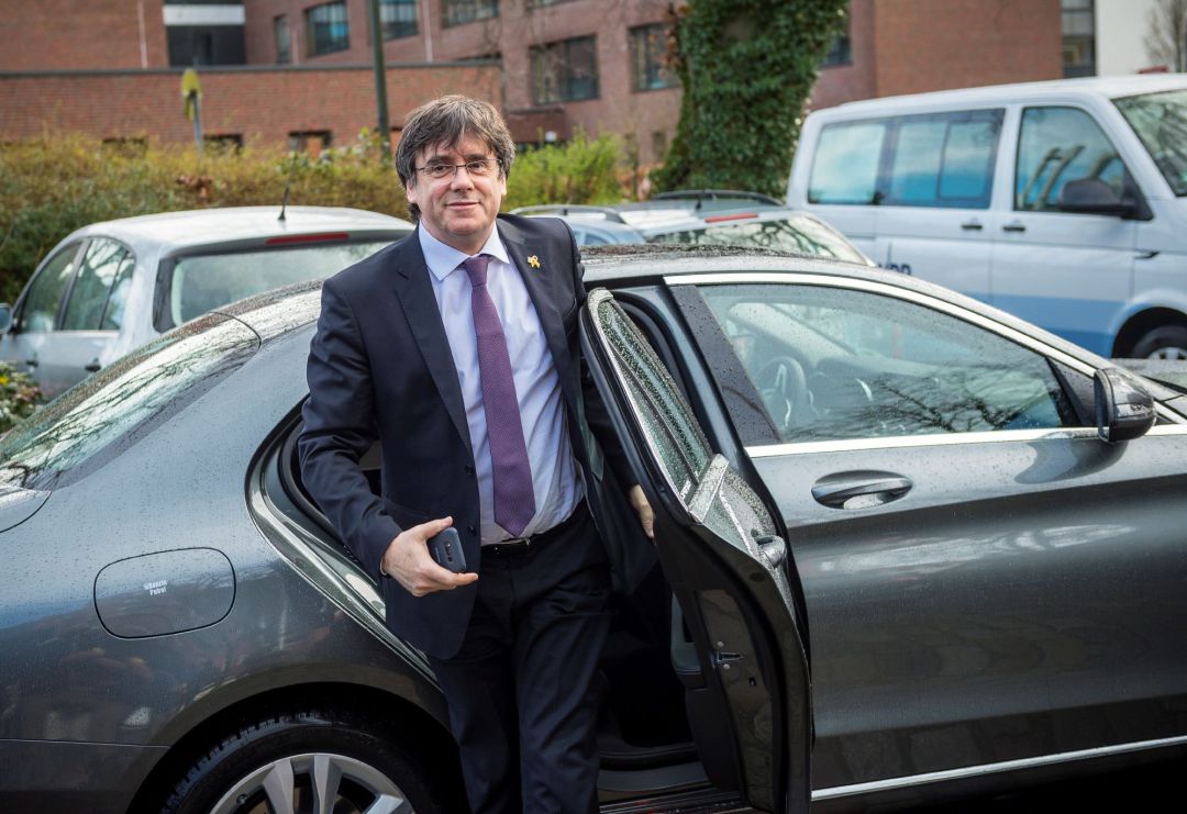 El expresidente de la Generalitat Carles Puigdemont sonríe a su llegada a la prisión de Neumünster (Alemania), este lunes, para hacer una donación a la biblioteca de la institución El expresidente de la Generalitat Carles Puigdemont sonríe a su llegada a la prisión de Neumünster (Alemania), este lunes, para hacer una donación a la biblioteca de la institución