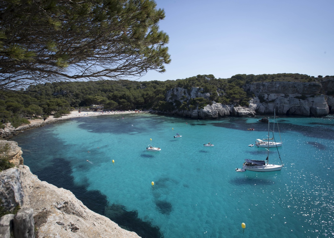 Fotografía de Cala Macarella, en Menorca, uno de los destinos menos visitados por los españoles Fotografía de Cala Macarella, en Menorca, uno de los destinos menos visitados por los españoles