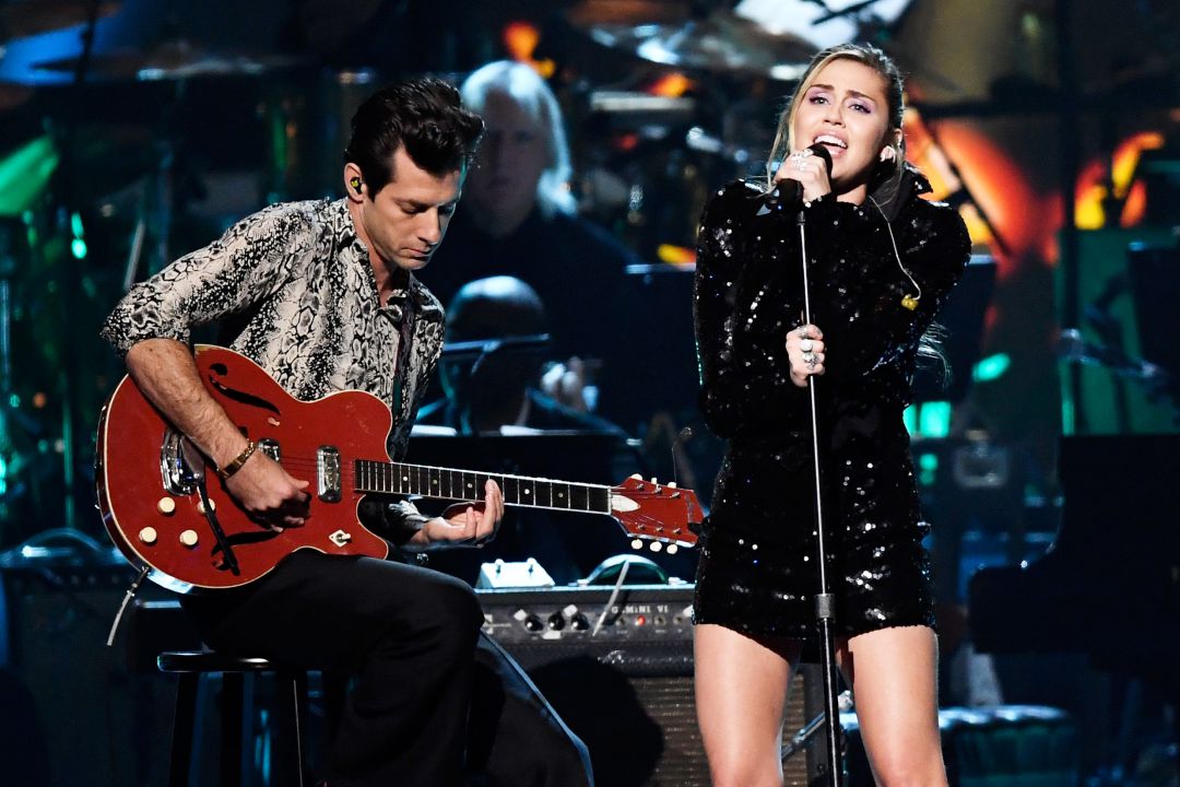 Mark Ronson (i) y Miley Cyrus, durante un concierto homenaje a Dolly Parto celebrado en Los Ángeles el pasado 8 de febrero. Mark Ronson (i) y Miley Cyrus, durante un concierto homenaje a Dolly Parto celebrado en Los Ángeles el pasado 8 de febrero.