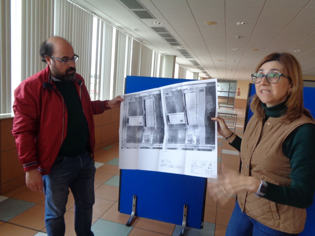 La alcaldesa y el concejal Máximo López muestrn los planos del proyecto de almacén de Aranda Coated Solutions La alcaldesa y el concejal Máximo López muestrn los planos del proyecto de almacén de Aranda Coated Solutions
