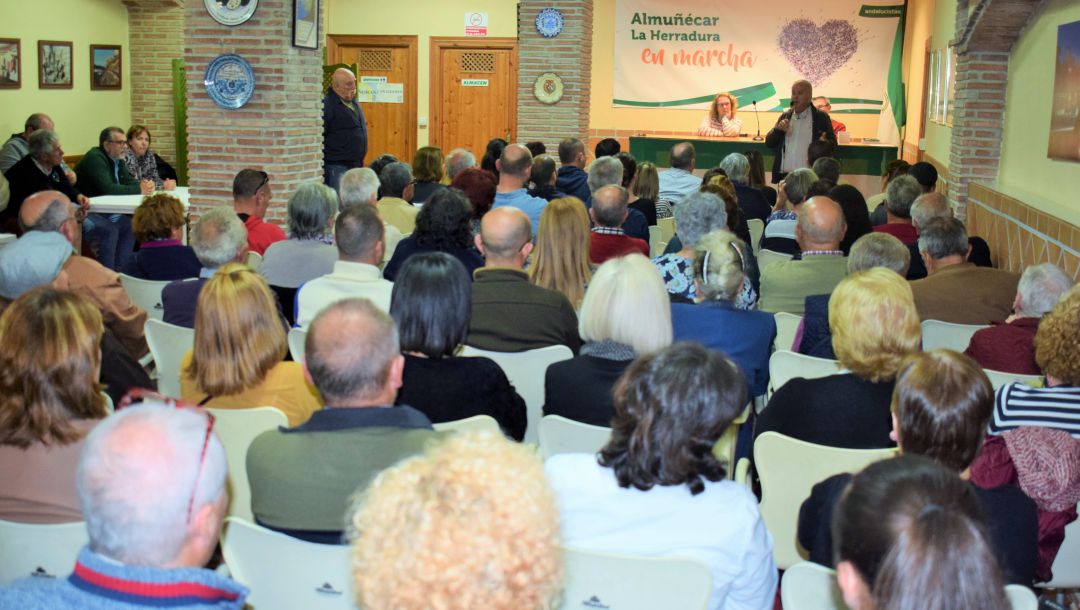 El candidato de Convergencia Andaluza, Juan Carlos Benavides, presenta al resto de la asamblea del partido, la lista para las próximas municipales El candidato de Convergencia Andaluza, Juan Carlos Benavides, presenta al resto de la asamblea del partido, la lista para las próximas municipales