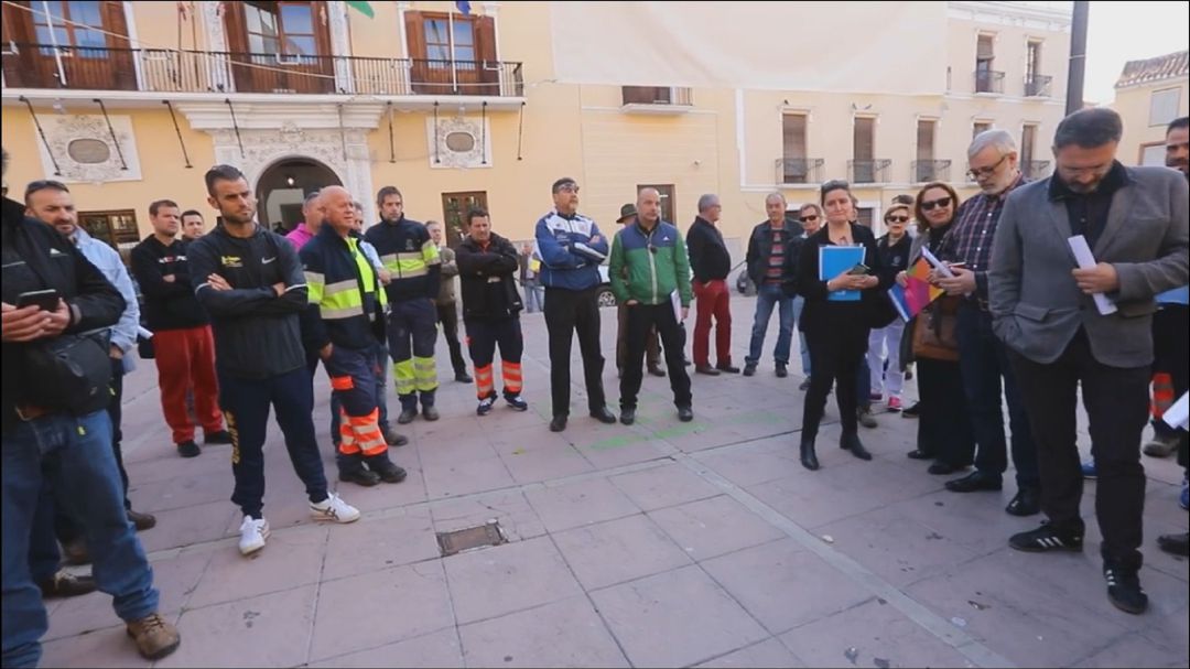 Reunión en la Plaza de España de los trabajadores municipales Reunión en la Plaza de España de los trabajadores municipales