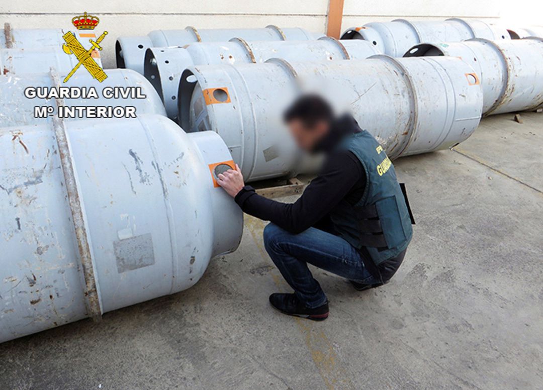 Agentes del Servicio de Protección de la Naturaleza de la Guardia Civil (Seprona) han destapado la actividad ilícita de una empresa que se dedicaba al contrabando de gases refrigerantes prohibidos por su efecto perjudicial sobre la capa de ozono Agentes del Servicio de Protección de la Naturaleza de la Guardia Civil (Seprona) han destapado la actividad ilícita de una empresa que se dedicaba al contrabando de gases refrigerantes prohibidos por su efecto perjudicial sobre la capa de ozono