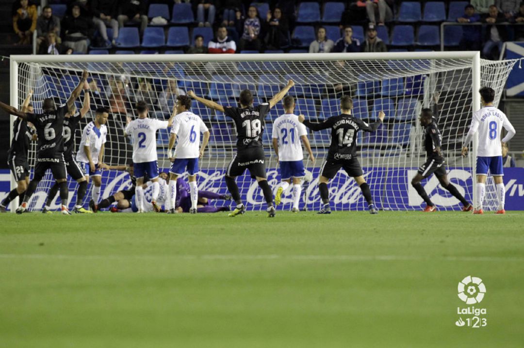 Los rojiblancos celebran el gol de Djurdjevic en Tenerife. Los rojiblancos celebran el gol de Djurdjevic en Tenerife.