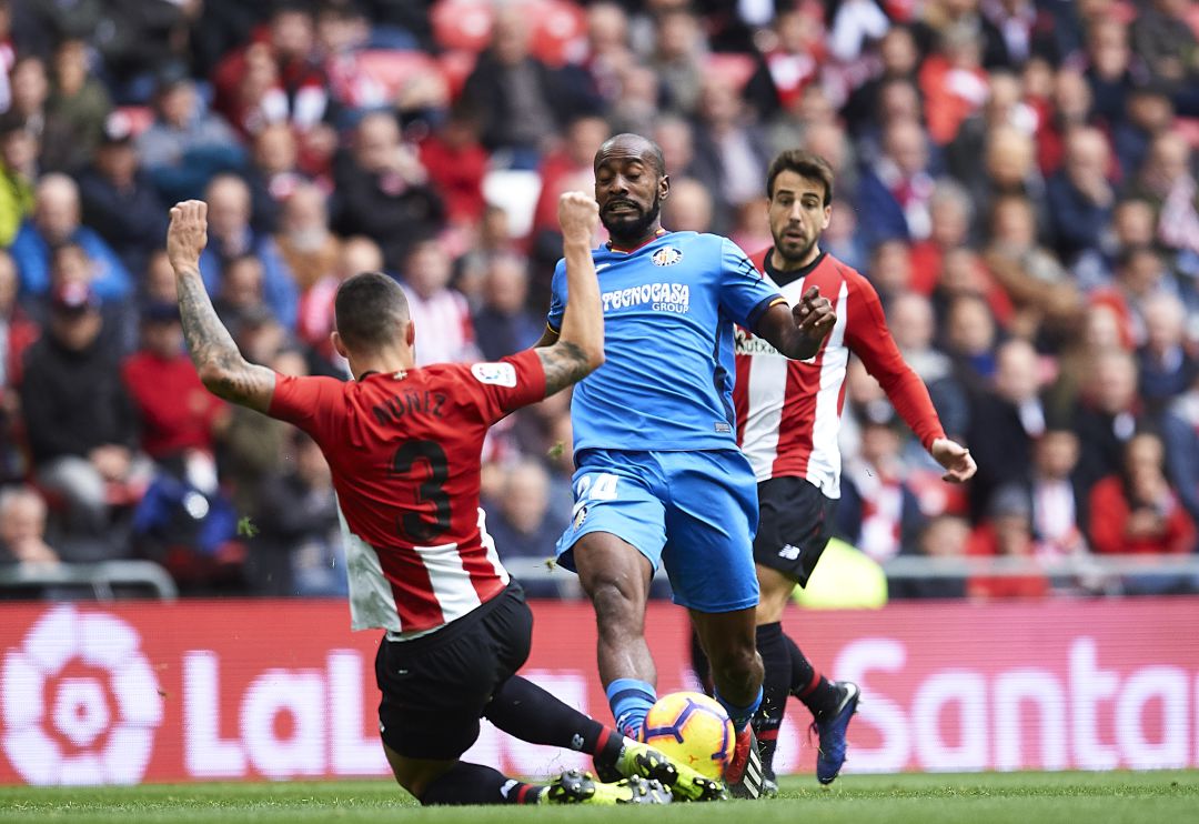 El azulón Foulquier intenta salvar la entrada del jugador del Athletic, Unai Núñez durante el partido de la primera vuelta. El azulón Foulquier intenta salvar la entrada del jugador del Athletic, Unai Núñez durante el partido de la primera vuelta.