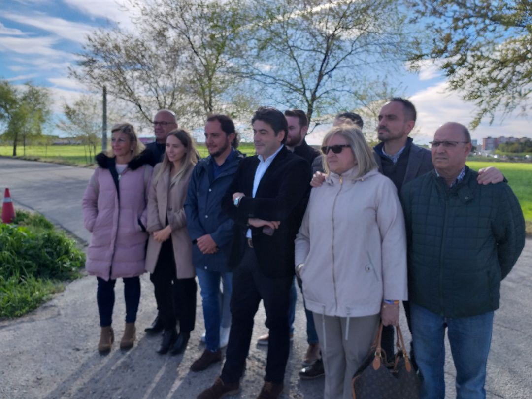 El portavoz del PP de Fuenlabrada, junto con el nº2 de la candidatura regional de este partido a la Comunidad de Madrid visitaron la zona donde proponen en nuevo Ferial. El portavoz del PP de Fuenlabrada, junto con el nº2 de la candidatura regional de este partido a la Comunidad de Madrid visitaron la zona donde proponen en nuevo Ferial.