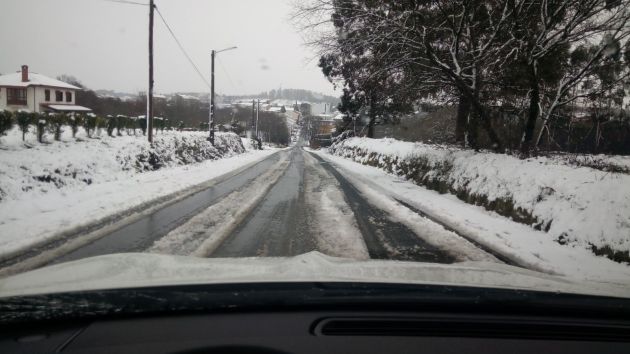 La nieve obliga a circular con precaución en la A-52 a su paso por el alto de A Canda en la provincia de Ourense. La nieve obliga a circular con precaución en la A-52 a su paso por el alto de A Canda en la provincia de Ourense.