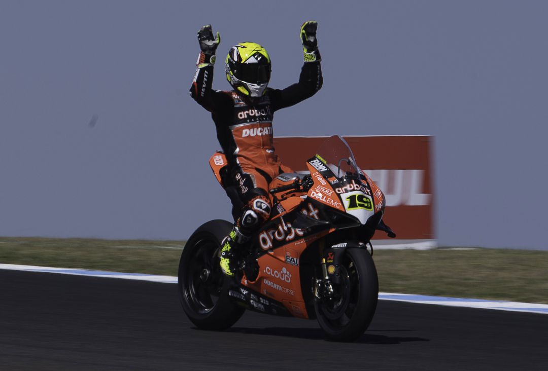 Álvaro Bautista celebra la victoria en Phillip Island Álvaro Bautista celebra la victoria en Phillip Island