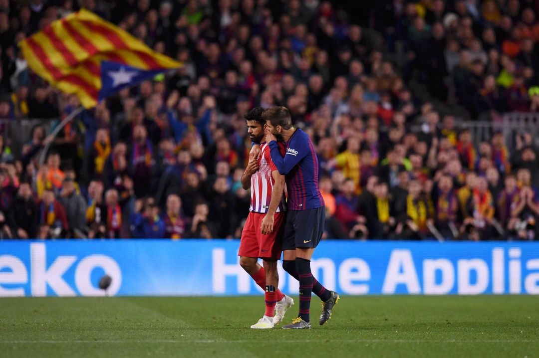 Piqué habla con Costa en su salida del terreno de juego Piqué habla con Costa en su salida del terreno de juego