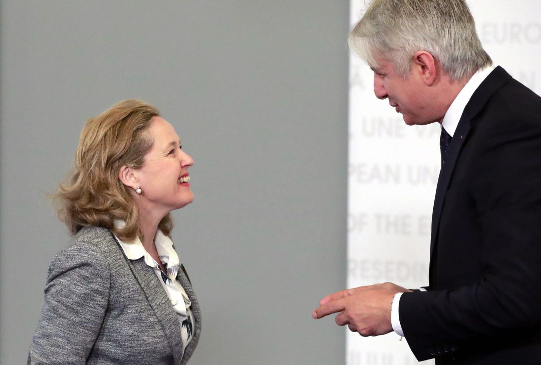 La ministra de Economía y Empresa, Nadia Calviño, conversa con su homólogo rumano, Eugen Orlando Teodorovici (dcha), a su llegada a la reunión informal de ministros de Finanzas de la UE en Bucarest (Rumanía) La ministra de Economía y Empresa, Nadia Calviño, conversa con su homólogo rumano, Eugen Orlando Teodorovici (dcha), a su llegada a la reunión informal de ministros de Finanzas de la UE en Bucarest (Rumanía)