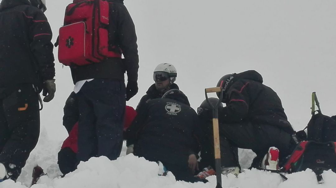 Momento de los trabajos de rescate del esquiador atrapado por un alud fuera de pistas en Candanchú Momento de los trabajos de rescate del esquiador atrapado por un alud fuera de pistas en Candanchú