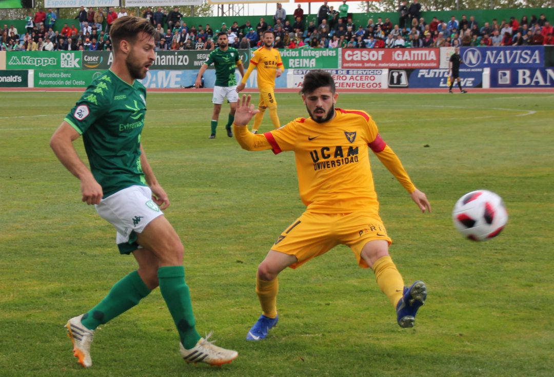 El defensa serón Rafa Navarro El defensa serón Rafa Navarro