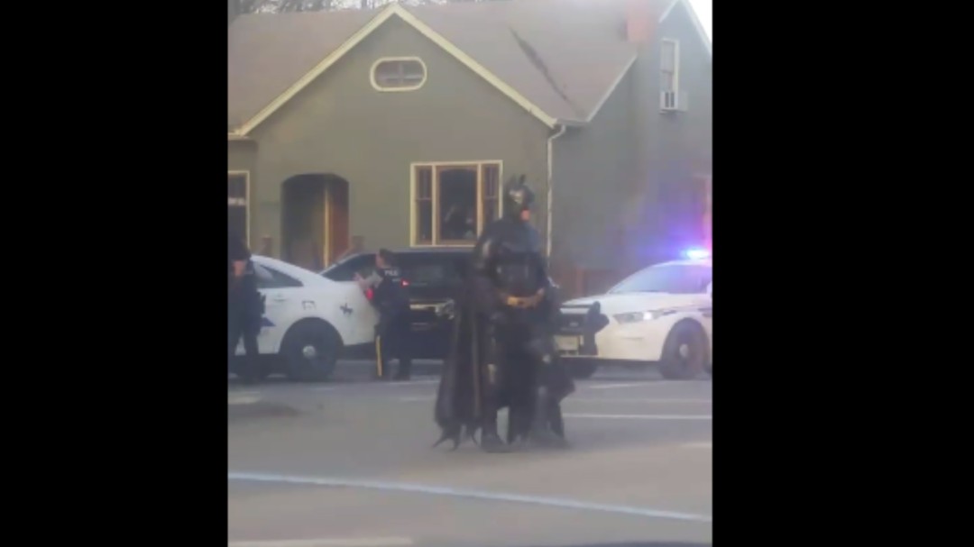 La aparición de 'Batman' en una intervención policial que revoluciona las redes
