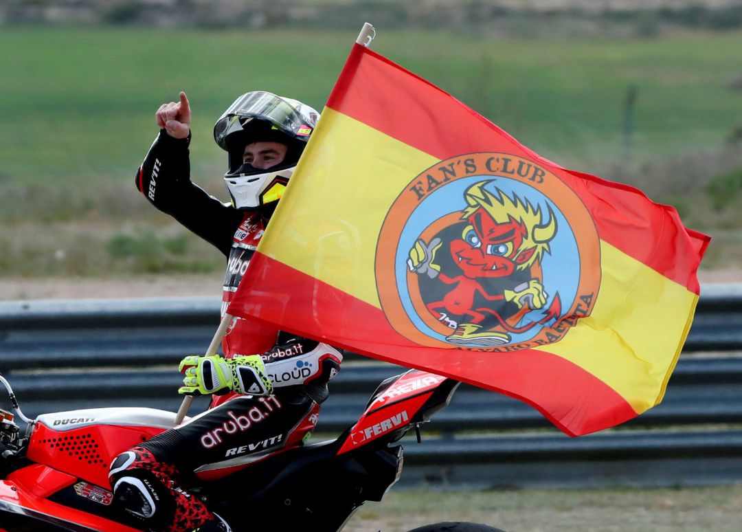 Álvaro Bautista celebra el triunfo en Alcañiz. Álvaro Bautista celebra el triunfo en Alcañiz.