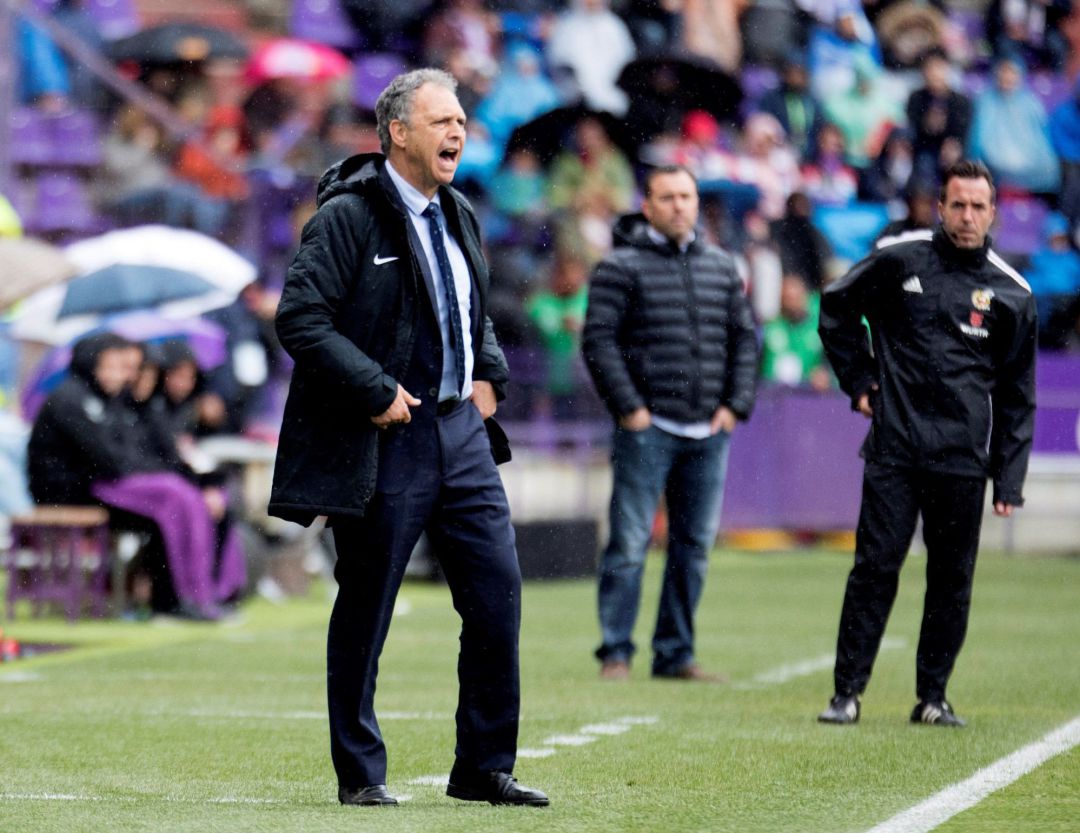 Caparrós durante el partido ante el Valladolid. Caparrós durante el partido ante el Valladolid.