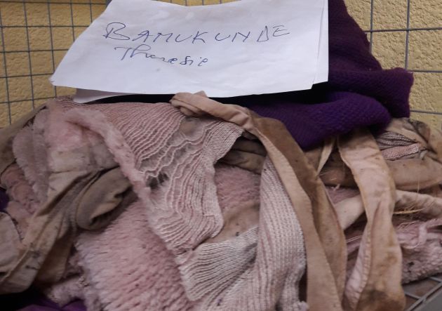 Ropa de víctimas del genocidio en el memorial de Kibungo Ropa de víctimas del genocidio en el memorial de Kibungo