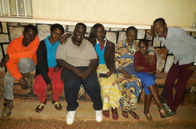 Xavi (el tercero por la izquierda) con sus familiares en Kibungo Xavi (el tercero por la izquierda) con sus familiares en Kibungo