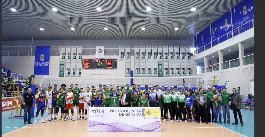 El ministro de Deportes, José Guirao, posa con los jugadores de ambos equipos tras finalizar el choque El ministro de Deportes, José Guirao, posa con los jugadores de ambos equipos tras finalizar el choque