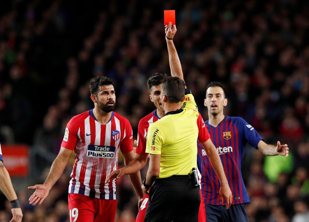 Gil Manzano expulsando a Diego Costa Gil Manzano expulsando a Diego Costa