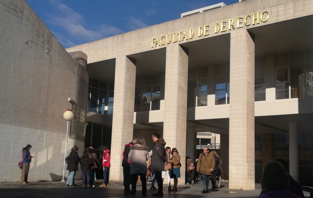 Opositores a auxiliar administrativo del SALUD en una de las sedes de los exámentes Opositores a auxiliar administrativo del SALUD en una de las sedes de los exámentes