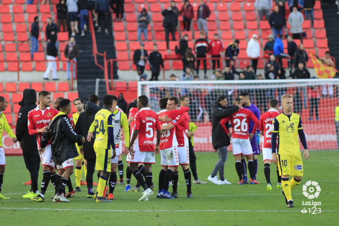 Los jugadores del Nástic celebran su triunfo ante la decepción de los numantinos. Los jugadores del Nástic celebran su triunfo ante la decepción de los numantinos.