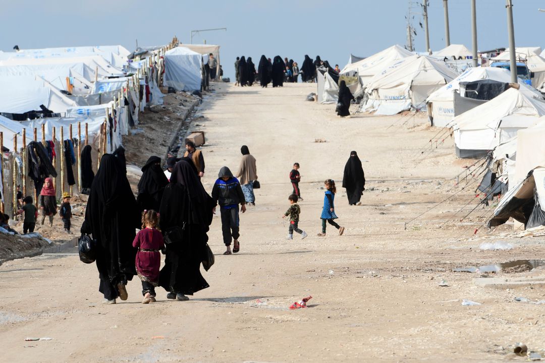 Mujeres con velo, que viven en el campamento de al-Hol que alberga a familiares de miembros del grupo del Estado Islámico (IS) Mujeres con velo, que viven en el campamento de al-Hol que alberga a familiares de miembros del grupo del Estado Islámico (IS)