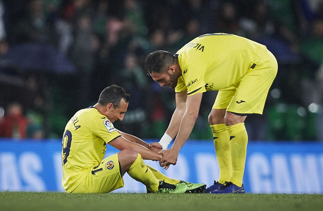Mario Gaspar intenta consolar a Santi Cazorla en el Betis-Villarreal Mario Gaspar intenta consolar a Santi Cazorla en el Betis-Villarreal