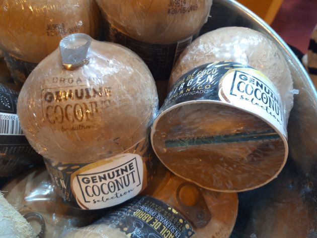 Agua de coco de Tailandia con abrefácil de Zaragoza. Agua de coco de Tailandia con abrefácil de Zaragoza.