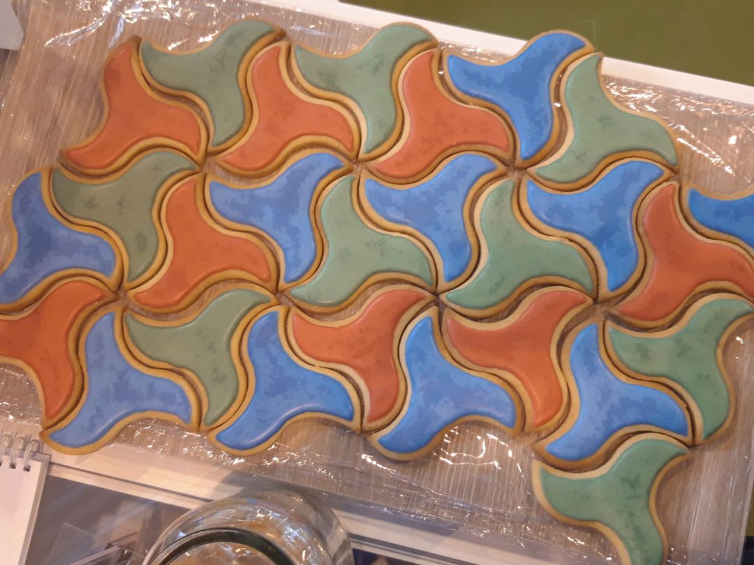 Las galletas de la empresa Flor de Vainilla reproducen el alicatado nazarí de pajarita, uno de los iconos de la Alhambra de Granada. Las galletas de la empresa Flor de Vainilla reproducen el alicatado nazarí de pajarita, uno de los iconos de la Alhambra de Granada.