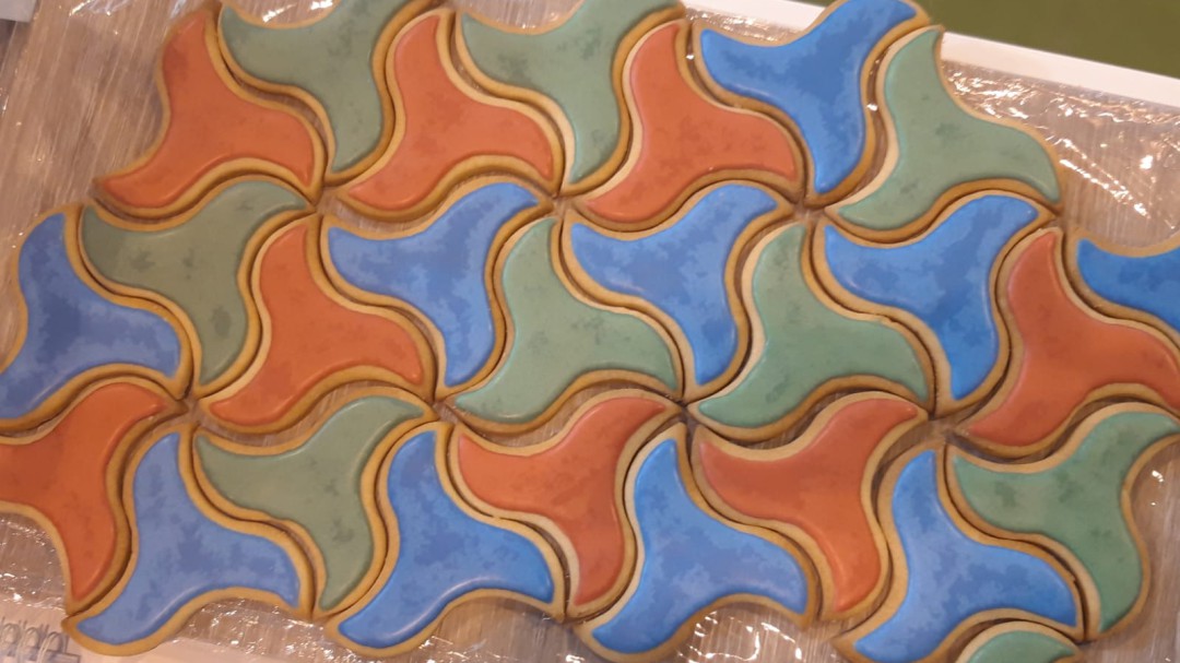 Galletas de la Alhambra y patatas fritas con sabor a paella valenciana: ¿delicatessen o frikada?