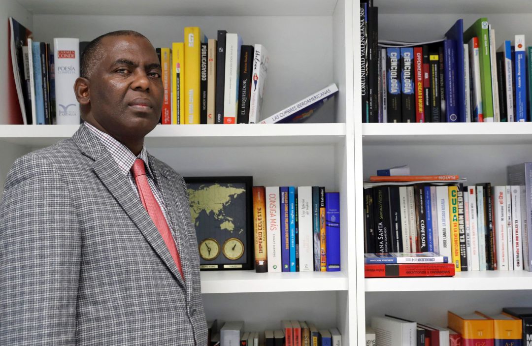 El líder abolicionista y aspirante opositor a la presidencia de Mauritania, Biram Dah Abeid, durante la entrevista con EFE en la que, entre otras cosas, dijo que la Unión Europea y Estados Unidos sacrifican sus valores y anteponen sus intereses económicos y de seguridad a la abolición de la esclavitud en Mauritania. El líder abolicionista y aspirante opositor a la presidencia de Mauritania, Biram Dah Abeid, durante la entrevista con EFE en la que, entre otras cosas, dijo que la Unión Europea y Estados Unidos sacrifican sus valores y anteponen sus intereses económicos y de seguridad a la abolición de la esclavitud en Mauritania.