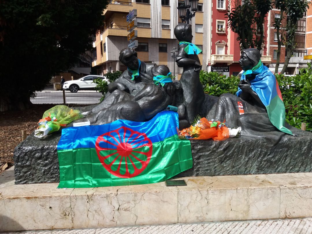 El monumento a la comunidad gitana engalanado para la ocasión. El monumento a la comunidad gitana engalanado para la ocasión.