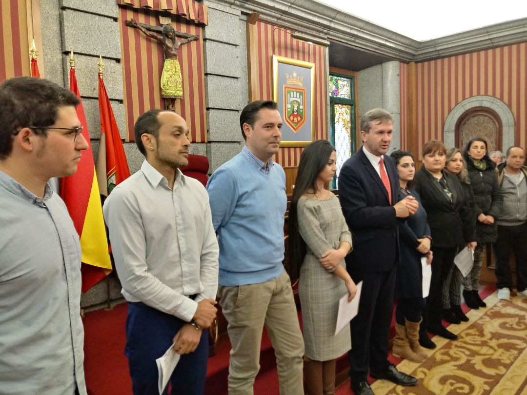 El alcalde, Javier Lacalle, y concejales de distintos grupos políticos junto a representantes de las entidades de la comunidad gitana El alcalde, Javier Lacalle, y concejales de distintos grupos políticos junto a representantes de las entidades de la comunidad gitana